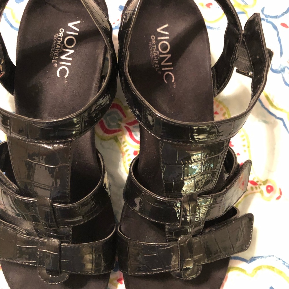 Vionic black sandals